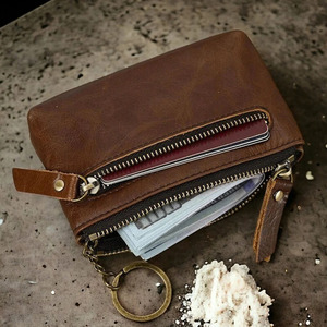 Porte-clés en cuir véritable avec un profil compact et un style élégant et professionnel, en cuir pleine fleur - Product Image 1