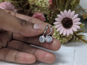 Pendientes de Aro Colgantes con Diamante Cultivado en Laboratorio de 1 Ct, Corte Redondo, Engaste en Bisel, Oro Blanco Sólido de 14k, Certificado IGI, de Lujo para Mujer - Product Image 3