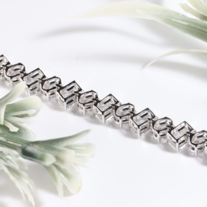 Bracelet de luxe unisexe en diamants de laboratoire classiques multi-formes, taille émeraude et ovale, avec cristaux taillés en cascade horizontale - Product Image 2