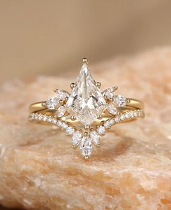 Anillo de compromiso y boda minimalista de lujo con moissanita de corte cometa de 9x6mm engastada en plata de ley 925 chapada en oro de 18k, certificado - Product Image 1