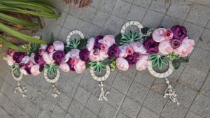 พวงดอกไม้ประดับประดาอย่างงดงามด้วยดอกกุหลาบสีแดงเข้มและไข่มุก สำหรับตกแต่งประตูแบบดั้งเดิมและงานเฉลิมฉลอง - Product Image 2