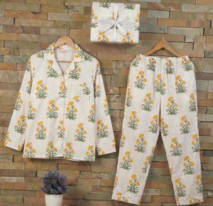 Ensemble de pyjama pour femmes, vêtements de nuit, tissu tissé 100% coton, imprimé floral jaune printanier dessiné à la main, décontracté pour l'été - Product Image 1