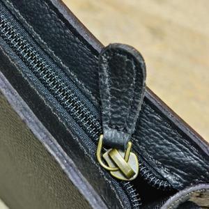 Bolso Bandolera de Cuero Genuino con Patrón de Letras, Grabado Floral, Cierre de Cremallera, Antirrobo, Impermeable, Estilo Vintage, para Uso Diario - Product Image 4