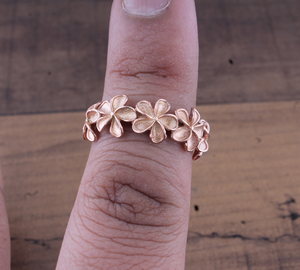 แหวนดอกกุหลาบสีโรสโกลด์ แหวนกุหลาบเล็กๆ แหวนหมั้นลายดอกไม้ เครื่องประดับที่ได้แรงบันดาลใจจากธรรมชาติ ของขวัญวันครบรอบสำหรับเขา - Product Image 1