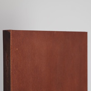 Espejo de pie con base de madera de acabado oscuro, ideal para exhibición en boutiques, mejora la presentación de prendas en tiendas minoristas. - Product Image 6