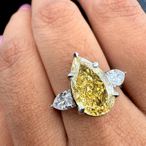 Anillo de Diamantes Amarillos con Corte de Pera y Diamantes Laterales en Oro Blanco, Anillo de Compromiso de Lujo, Elegante Joya Fina para Regalo - Product Image 1