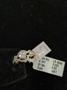 Anillo Solitario de Lujo en Oro de 14K con Diamante Ovalado Brillante en el Centro, Joyería Elegante para Novias - Product Image 4