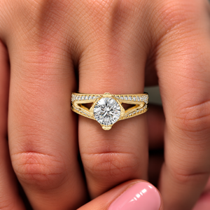 Anillo de compromiso nupcial con diamante cultivado en laboratorio de corte redondo de 1.10 quilates DEF VVS, oro de 14K 18K, engaste de canal con pavé abierto y tallo dividido, ODM - Product Image 2