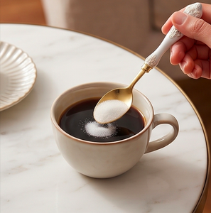 Elegantes cucharas de té doradas con mangos de cerámica blanca, aptas para lavavajillas, juego de cubiertos para ocasiones de boda. - Product Image 5