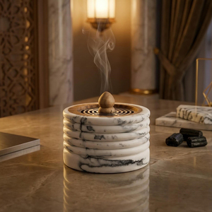 Brûleur d'encens élégant en résine blanche côtelée avec veines noires, doté d'un cœur et d'un bouton en bois torsadé, et d'un couvercle métallique pour cônes aromatiques - Product Image 1