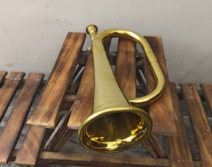 Trompette en laiton style vintage, instrument de musique antique, cor cérémoniel pour festival et performance scénique - Product Image 3