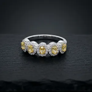 Bague éternité en diamant jaune fantaisie naturel taille coussin avec diamants blancs entourants, plaqué rhodium de qualité supérieure - Product Image 5