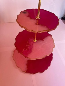 Soporte para Pastel de Resina Hecho a Mano con Acabado Moderno y Lujoso para Fiestas por madiha art and crafts - Product Image 3