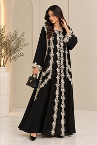 Robe musulmane noire élégante avec appliques en dentelle crème et manches longues amples, silhouette fluide, style chic, fournisseur, commande islamique - Product Image 4
