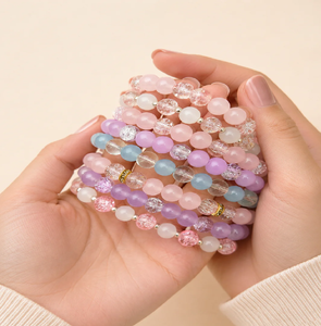 สายรัดข้อมือประดับลูกปัดดีไซน์เก๋ไก๋ ประดับด้วยลูกปัดสีฟ้าพาสเทลและสีชมพู พร้อมจี้รูปพระจันทร์และดวงดาว มีจำหน่ายในราคาขายส่ง - Product Image 5