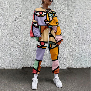 Survêtement entièrement imprimé pour femmes, conçu avec un style personnalisé et des motifs vibrants, doté d'un tissu doux, d'une coupe décontractée et d'un look tendance. - Product Image 3