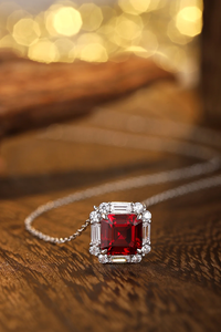 สร้อยคอเงินแท้ 925 สำหรับผู้หญิง ดีไซน์คลาสสิก ประดับด้วยพลอยสีแดงทรง Asscher Cut และเพชรทรง Halo ได้รับการรับรองจาก IGI - Product Image 2