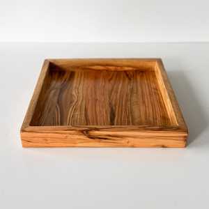 Plateau de service carré en bois d'olivier massif, fait main, design moderne, durable et léger, idéal pour les mariages, le café, le thé, les collations et le petit-déjeuner - Product Image 6