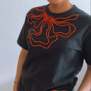 เสื้อยืดแขนสั้นผ้าฝ้ายสีเทาชาร์โคลลายปักเชือกสีส้มแบบนามธรรม คอกลม สำหรับผู้หญิง สวมใส่ได้ทุกวันในช่วงฤดูร้อน - Product Image 1