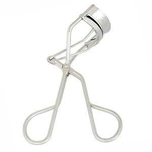 Les professionnels les plus branchés utilisent des recourbe-cils en acier inoxydable allemand avec des coussinets jetables pour les cils artificiels. - Product Image 1