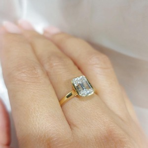 Anillo de compromiso de moissanita con corte esmeralda de 2 quilates en engaste de bisel de oro macizo, anillo de compromiso de diamante esmeralda de 2 quilates - Product Image 6
