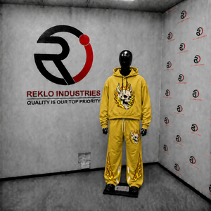 Conjunto de chándal Gold Flame Skull para hombre, con sudadera con capucha y pantalones jogger, estilo streetwear gráfico, estampado gótico de esqueleto en fuego, chándales con capucha ajustables - Product Image 3
