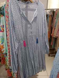 Vestido Kurti Bohemio Estampado en Algodón Ecológico, Color Verde Menta, Azul Cielo y Blanco, Corte Holgado, Cuello en V, Elástico, Largo Completo, 2026 - Product Image 3