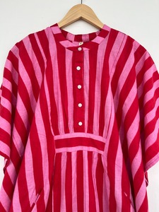 Robe Kaftan en coton rayée rouge et rose pour femme avec poches, boutons sur le devant, coupe ample, tenue de plage, paréo de plage - Product Image 3