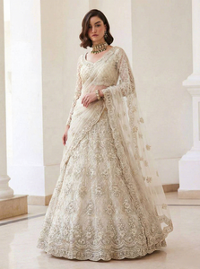 Vêtements ethniques pour femmes, tenue de soirée, lehenga, broderie papillon en filet, filet intérieur en soie Banjori, bordure en dentelle, lourdement orné. - Product Image 2