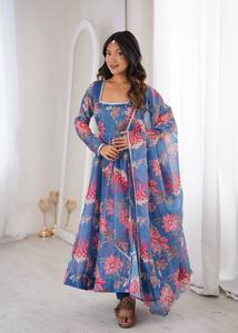 Traje con estampado floral y diseño realista para la próxima sesión festiva - Product Image 2