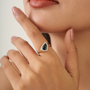Anillo Grueso de Oro Amarillo de 14K con Zafiro Azul en Forma de Pera Hecho a Mano y Halo de Diamantes de Corte Redondo, Joyería de Piedras Preciosas Auténticas - Product Image 2