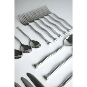 Juego de Cubiertos Minimalistas de Acero Inoxidable con Acabado Pulido Espejo y Mangos Ondulados para Bodas y Uso Doméstico - Product Image 5