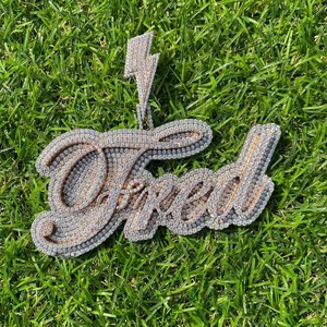 จี้ชื่อแบบกำหนดเองประดับเพชรโมอิสซาไนต์ทรงบริลเลียนต์สำหรับผู้ชาย เงินแท้ 925 ชุบทอง เครื่องประดับฮิปฮอปแบบ Iced พร้อมใบรับรอง IGI - Product Image 1