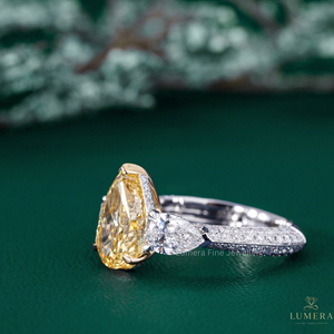 Anillo de Diamante Cultivado en Laboratorio Color Amarillo Canario con Piedras Laterales Blancas en Forma de Pera, Anillos Anchos con Micropavé en Oro Amarillo, Anillo de Lujo de Dos Tonos - Product Image 4