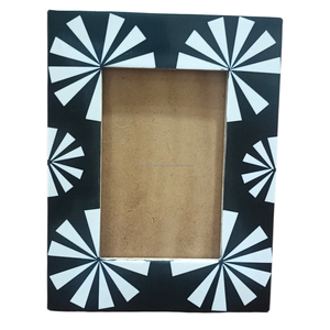 Cadre photo moderne haut de gamme fait main en MDF 6x4 pouces, écologique, avec incrustation de résine motif pétale noir ivoire, décoration artistique de table pour la maison - Product Image 1