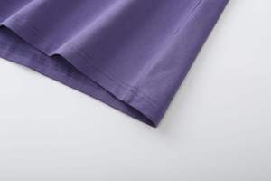 T-shirt décontracté pour homme, couleur unie violette, manches courtes, col rond, coupe ajustée, 100% coton jersey tricoté, longueur standard - Product Image 2
