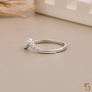 Anillo Chevron Curvo de Plata 925 con Moissanita |   Anillo de Diamantes en Forma de V |   Anillo de Moissanita con Contorno |   Anillo de Boda Apilable - Product Image 6