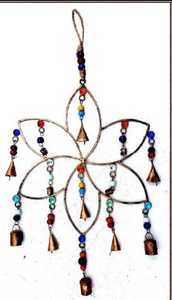 Adorno Navideño Metálico Hecho a Mano con Forma de Flor, con Cuentas y Campanas, Artesanía Decorativa Tradicional para Colgar - Product Image 1