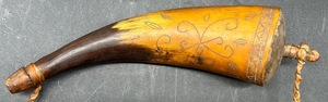 Cuerno de Búfalo Ecológico Hecho a Mano por ILAHI, Forma Natural, Color Natural, Correa de Cuero, Arte Folclórico, Rústico, Coleccionable - Product Image 5