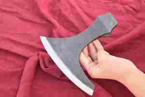 Hache artisanale de qualité industrielle à double lame, lame en acier Damas forgée à la main, manche en bois - Product Image 2