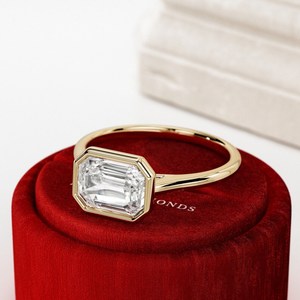 Anillo de Compromiso con Diamante Cultivado en Laboratorio, Corte Esmeralda, Diseño Único, Engaste en Bisel, Oro Amarillo de 18K, Estilo Art Deco Catedral, Certificado IGI - Product Image 4