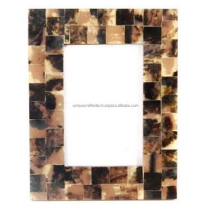 Cadre photo en bois artisanal avec mosaïque en résine coquille d'olivier dorée, décoration élégante pour la maison - Product Image 6