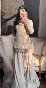 Ensemble haut brodé en satin de soie coréen infroissable avec pantalon Sharara Plazzo et dupatta en organza Tabby pour Diwali - Product Image 3
