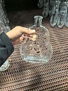 Bouteille à liqueur en verre transparent 1000 ml, contenant gaufré pour l'emballage de la vodka, du brandy et du whisky - Product Image 2