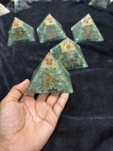 Pirámide de Orgón de Aventurina Verde Natural, Generador de Energía de Cristal con Bobina de Cobre para Reiki, Meditación, Sanación de Chakras y Feng Shui - Product Image 1