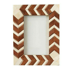 Cadre photo artisanal en os incrusté, avec motifs complexes et détails fins. Cadre photo décoratif en os incrusté. - Product Image 6