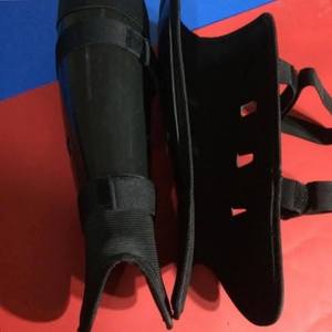 Espinilleras de Hockey sobre Césped, Duraderas, Color y Logotipo Personalizables, para Entrenamiento y Partidos al Aire Libre, Producto Eoin Winston Sports, Sialkot, Pakistán - Product Image 3