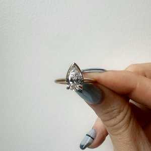 Anillo de Diamante Cultivado en Laboratorio de 2 Quilates en Forma de Pera, Oro Sólido de 14K/18K, Bisel Inclinado, Doble Garra, Precio al por Mayor B2B, Fabricante - Product Image 1