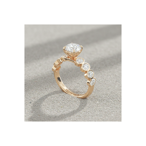 Anillo de Compromiso Stonewels con Bisel Ovalado y Piedra Lateral en Chapado de Oro |   para diamantes certificados |   Anillo de Compromiso Moderno y Lujoso con Engaste de Puntas - Product Image 1