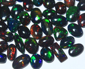 Venta al por mayor de Ópalo Etíope Negro Natural Curativo, Cabujón de Formas Mixtas (Ovalado, Pera, Cojín), Hecho a Mano para Joyería DIY con Efecto de Juego de Color - Product Image 1